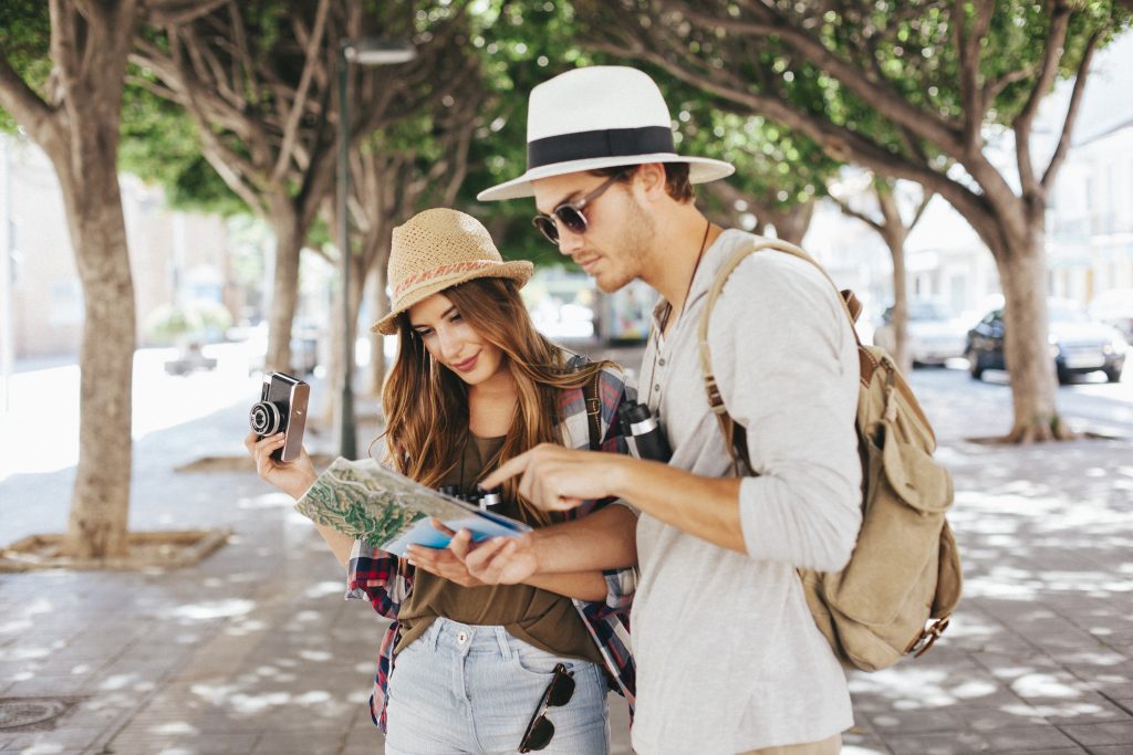 tourists-city-with-map
